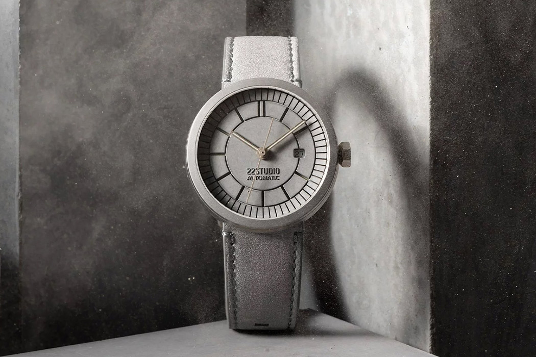 Дизайн часов из бетона был вдохновлен винтажными моделями начала XX века и образцами городской архитектуры