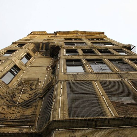 Заброшенный бетонный небоскреб «Львиные палаты»  ждет своего часа
