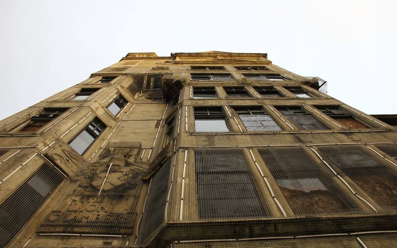 Заброшенный бетонный небоскреб «Львиные палаты»  ждет своего часа