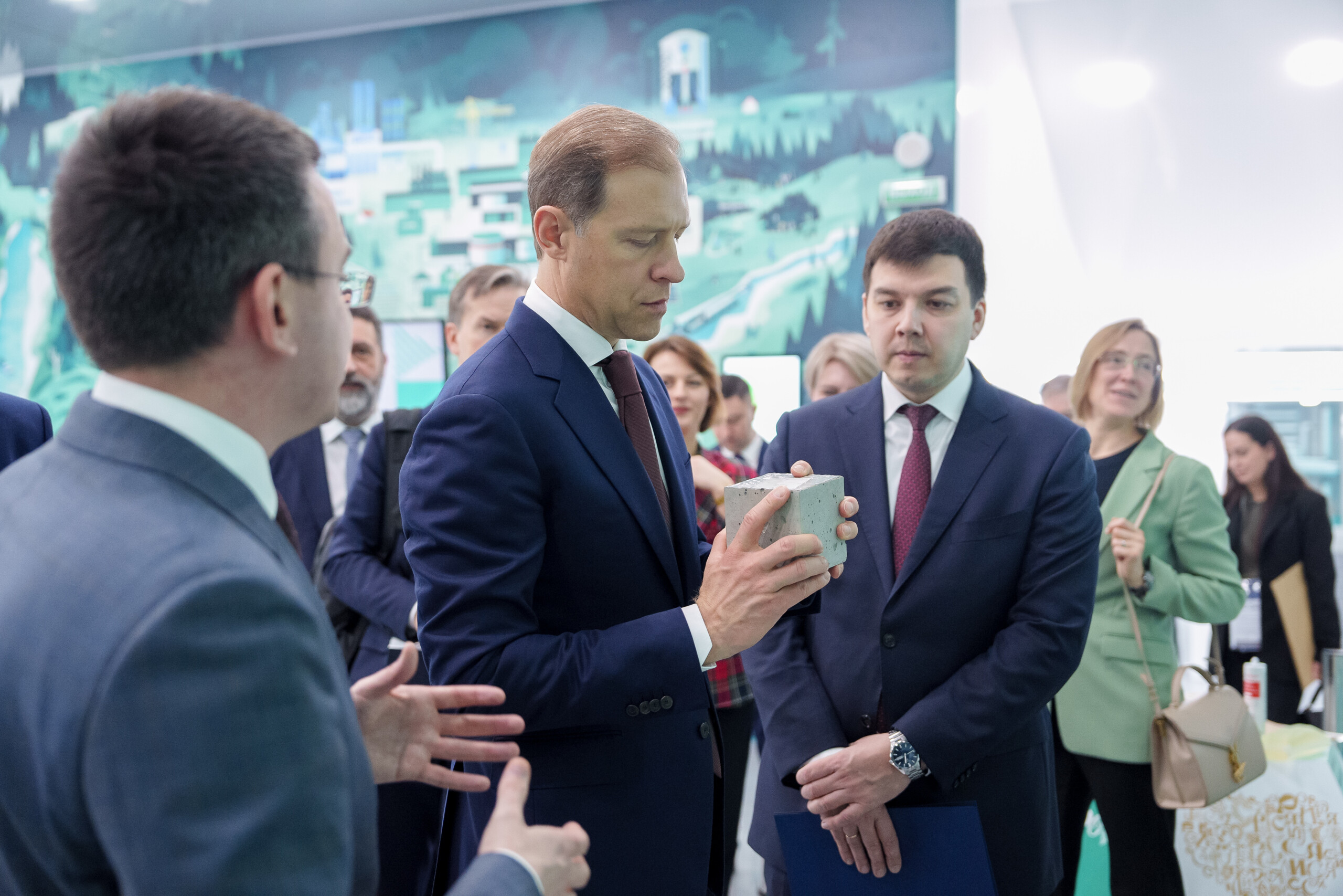 Полипласт представил Денису Мантурову свои инвестпроекты на  Международной выставке - форуме "Россия"